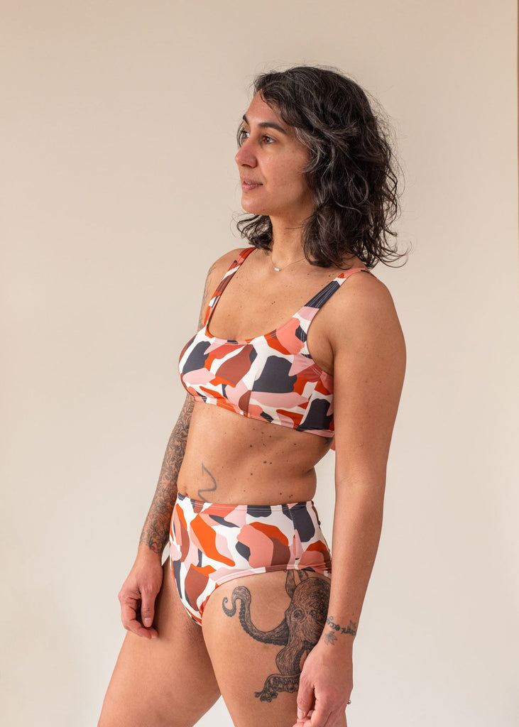 Emma portant un maillot de bain recyclé arte bikini mix & match.