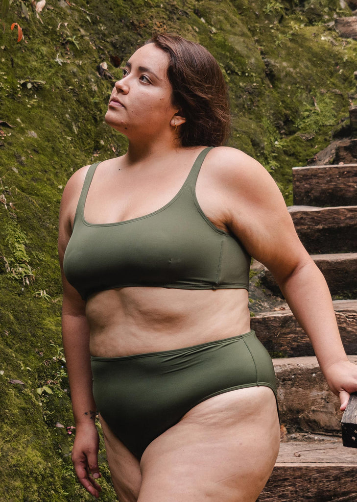 Marjorie portant le haut de bikini Lima Amazonia taille XL mimi et august