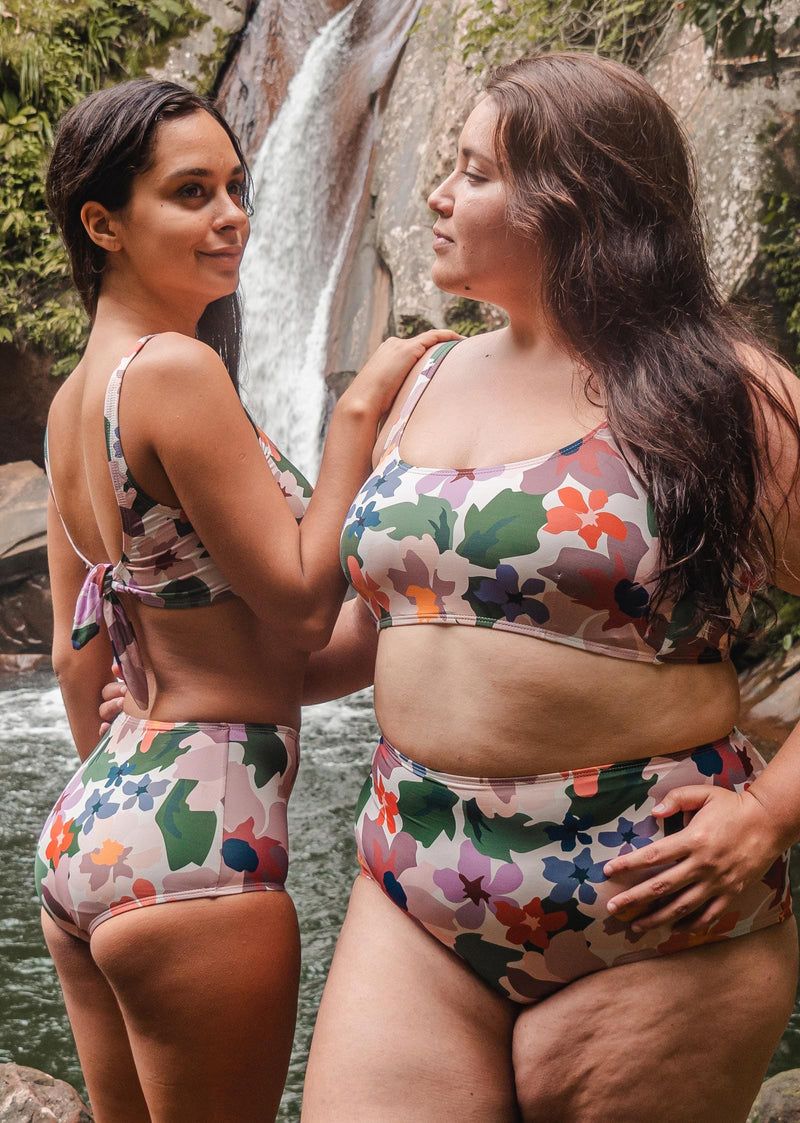 monyque et marjorie portant l'ensemble bikini botanica 