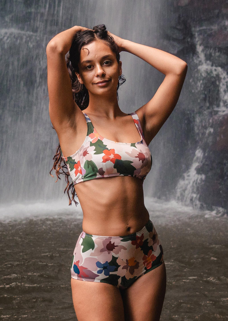 Monyque portant le haut bikini bralette Lima Botanica taille S mimi et august