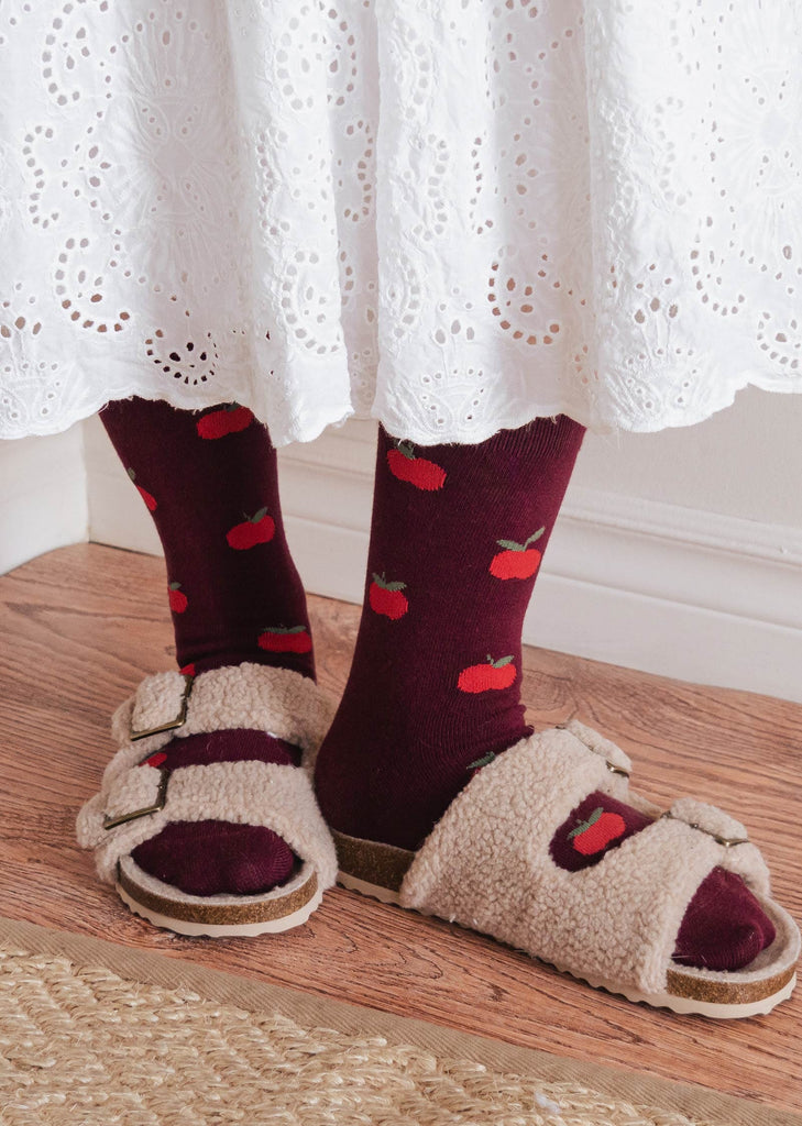 Chaussettes confortables en coton avec des illustrations de pommes pour un usage quotidien.