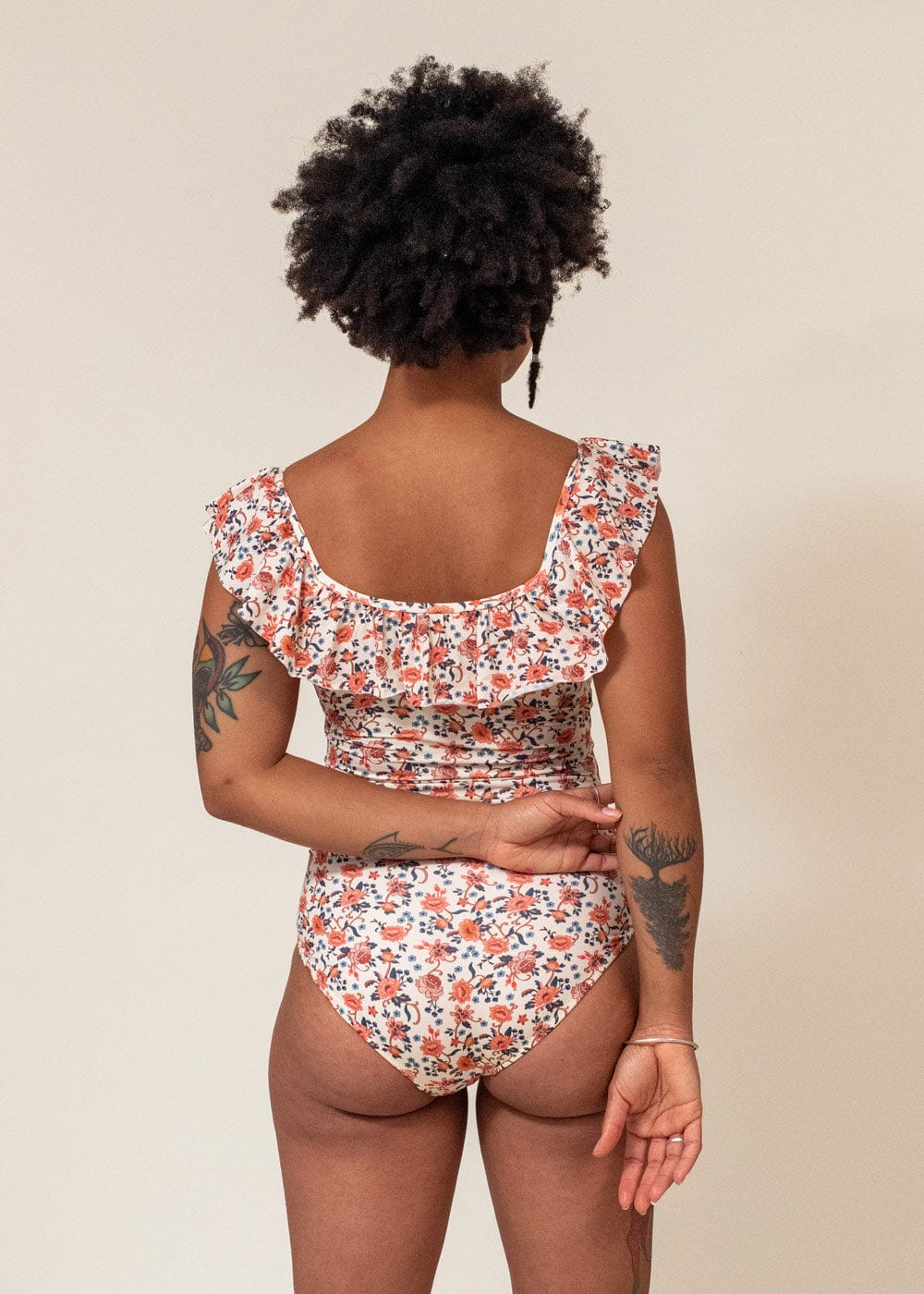 Dos d'Aline portant le maillot une-piece floral milano