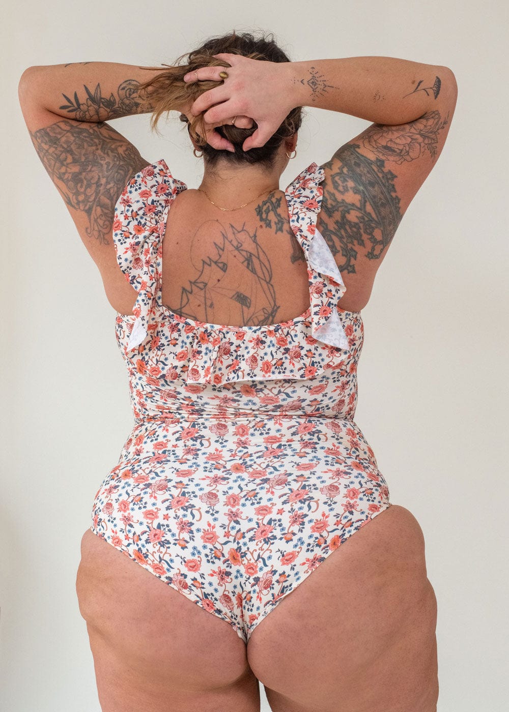 Dos de Petra portant le maillot une-piece floral milano 