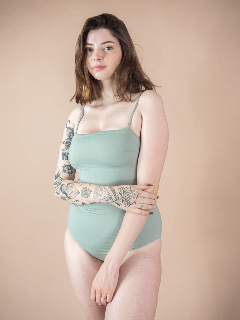 Rosie portant le maillot une-piece nohea agave one piece taille XL