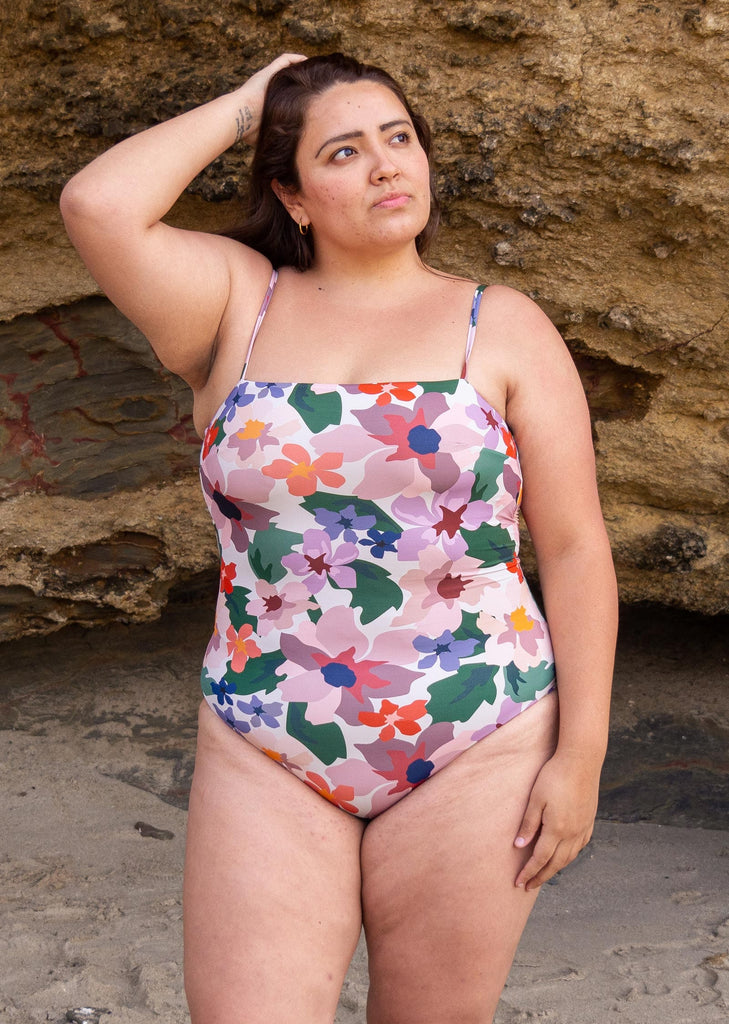 Marjorie portant le maillot de bain une pièce Nohea Botanica taille XL mimi et august