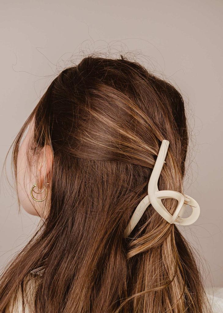 minimalist curl hair clip in sara's brown hair