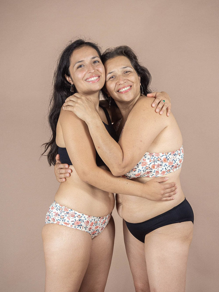 Mère et fille portant le bas de bikini pacifico amour 