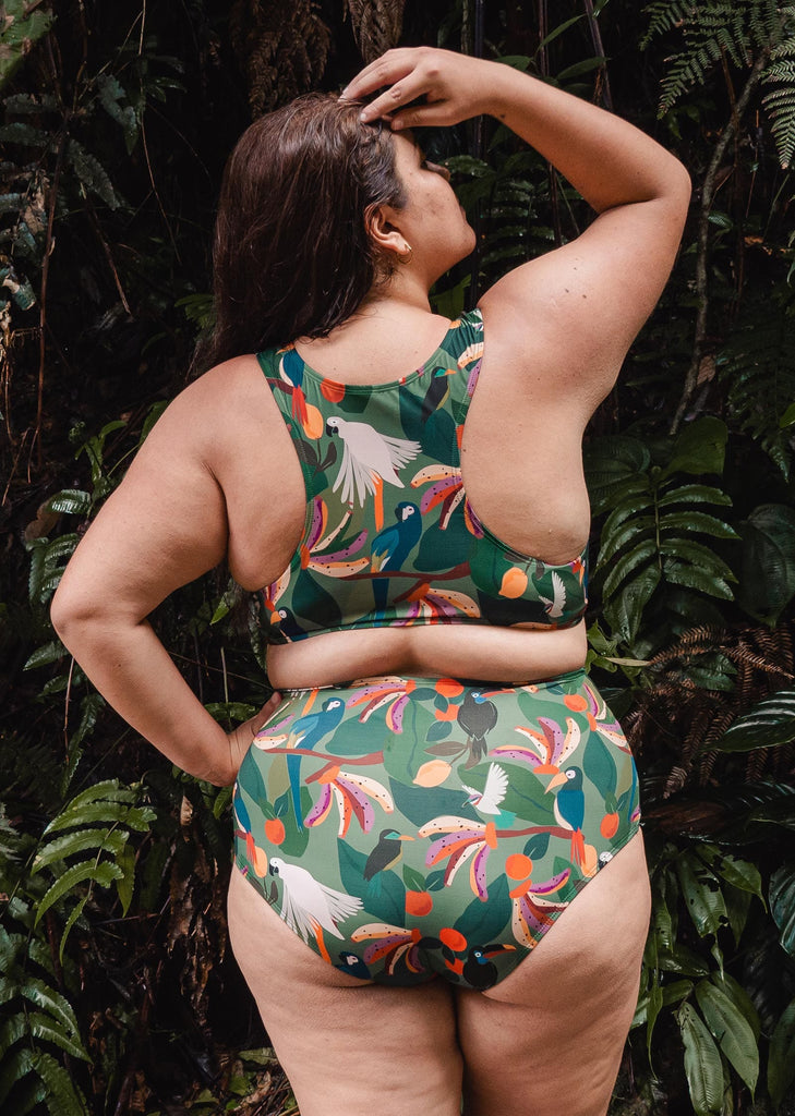 Marjorie portant le bas de bikini taille haute Paloma Tropica taille XL mimi et august