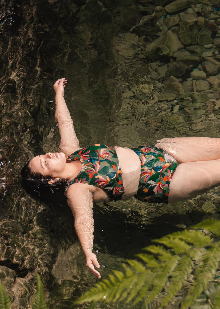 Marjorie se baignant dans la jungle avec le maillot de bain Tropica.