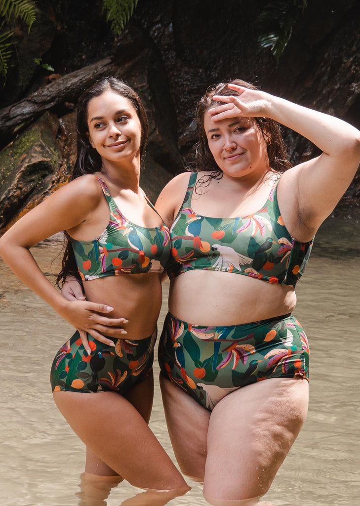 Marjorie et Monyque portent le bas de bikini taille haute Paloma Tropica.