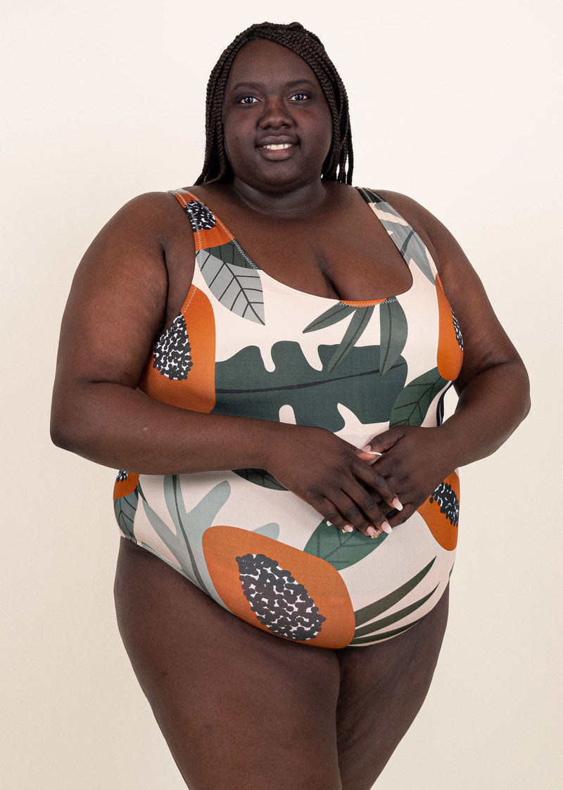 Noemie porte le maillot de bain papaya tamarindo taille 4XL - mimi et august
