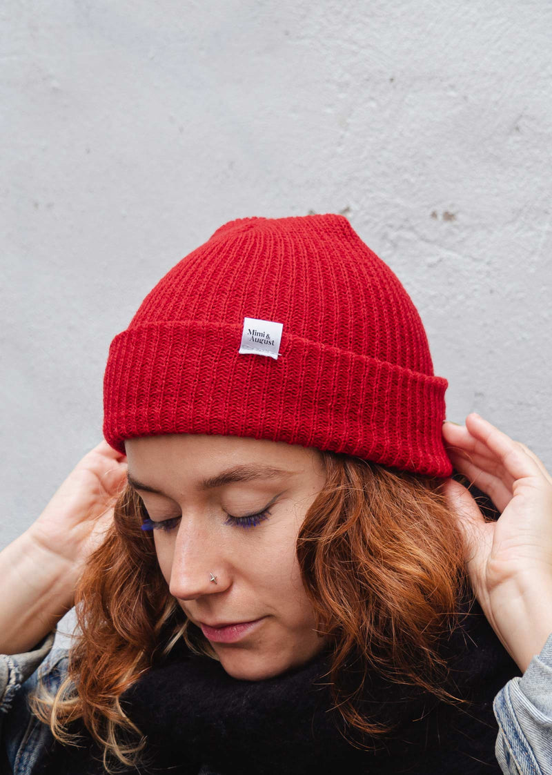 femmes portant le bonnet de montre Bright Red Watch Cap Beanie de Mimi & August