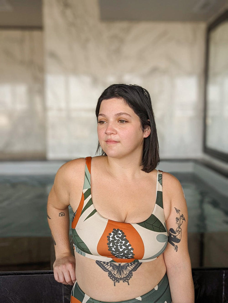 Haut de bikini tahiti papaya fait pour une poitrine plus large porter par Sarah dans la piscine.