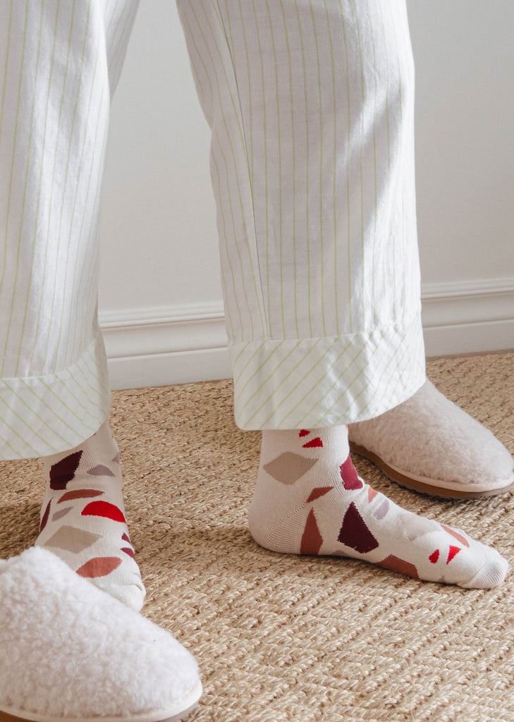 travailler à domicile avec de belles chaussettes en coton à motif marbre