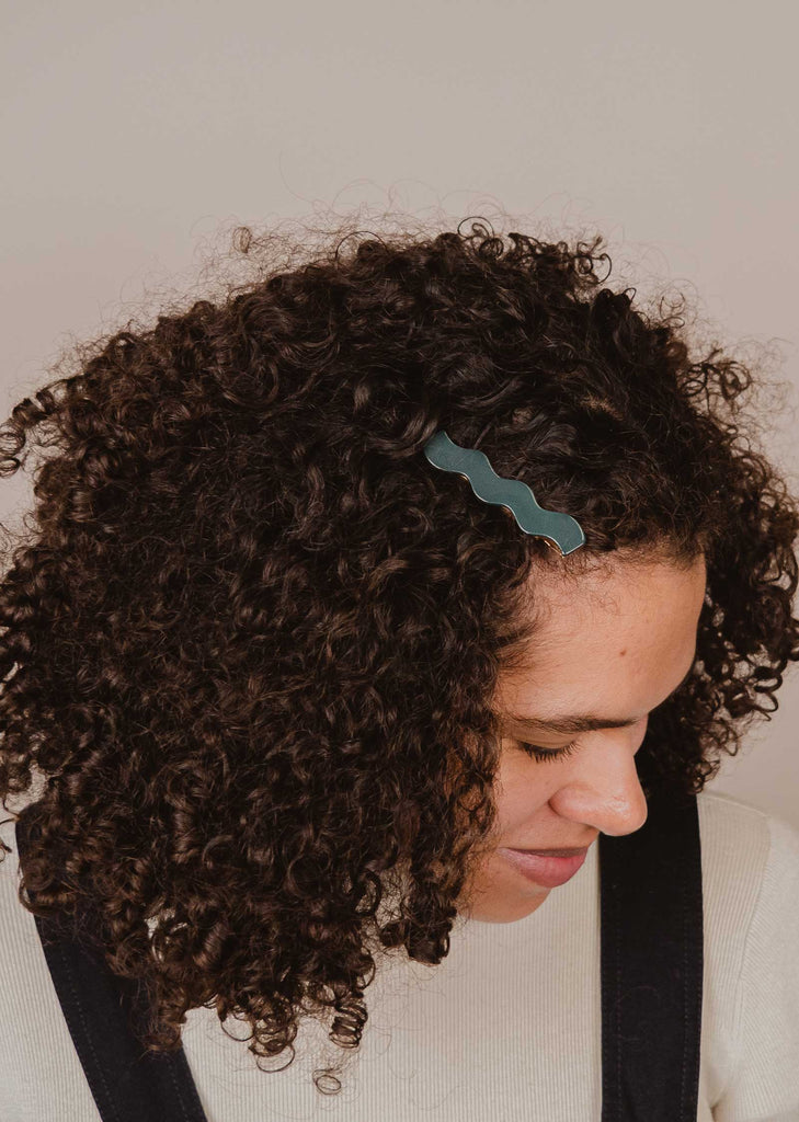 laura wear the wave-shaped hair clip on her curling hair