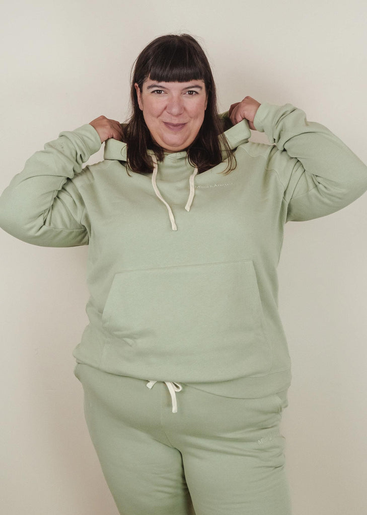 Stephanie porte un sweat à capuche 3XL en agave pour un look régulier.