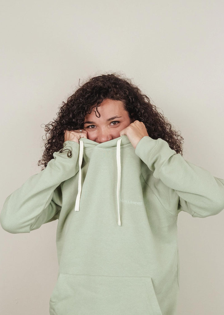 Melanie porte une taille M agave hoodie de mimi et august