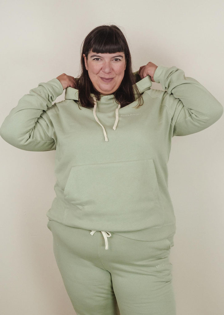 stephanie portant l'ensemble sweatshirt joggers grande taille agave  