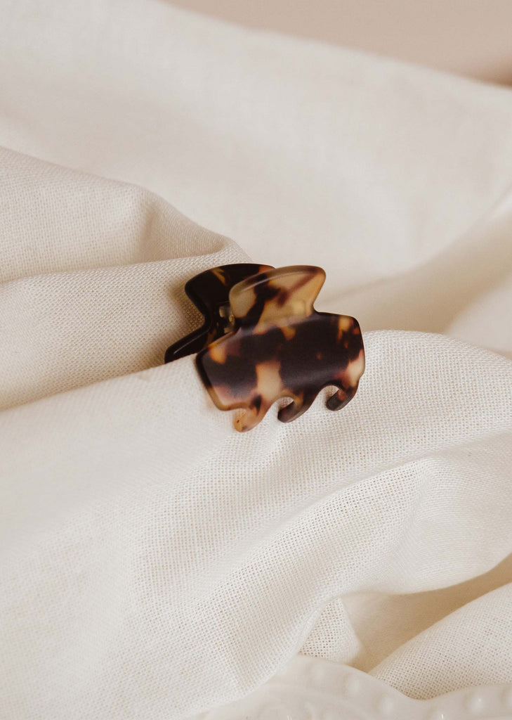 small tortoise hair clip to hang on a fabric by mimi and august