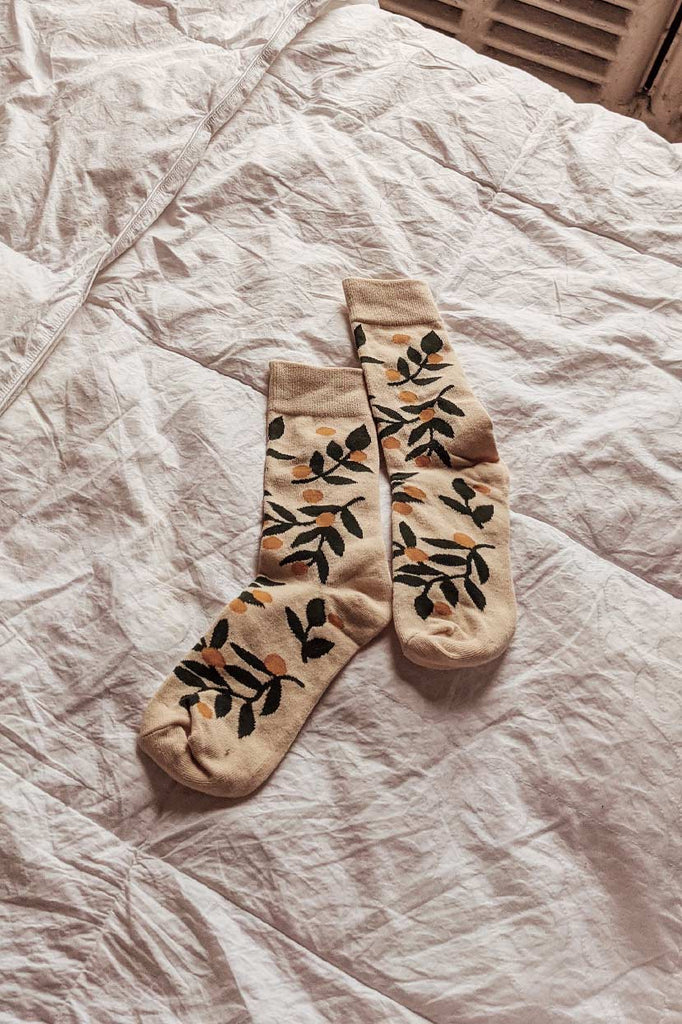 chaussettes mi-mollets au lit pour se réchauffer les pieds mimi & august