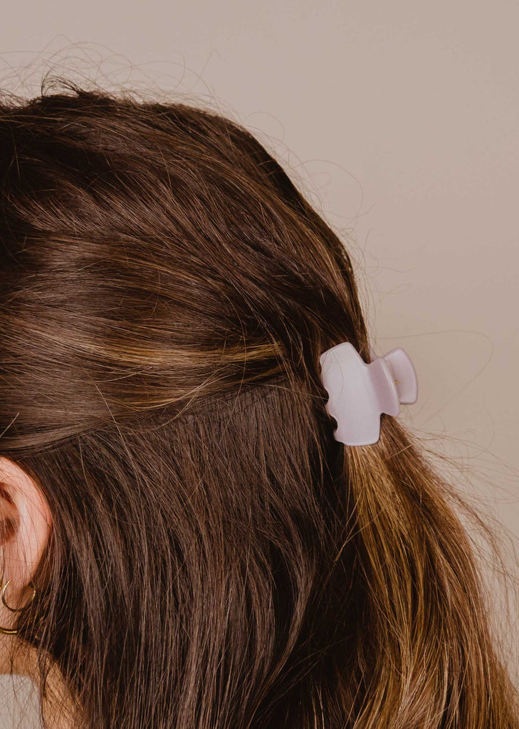 Small lilac hair clip that fits on straight brown hair