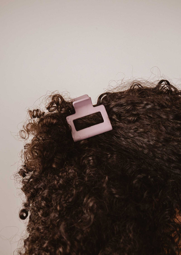 Odessa lilac hair clip that supports curling hair