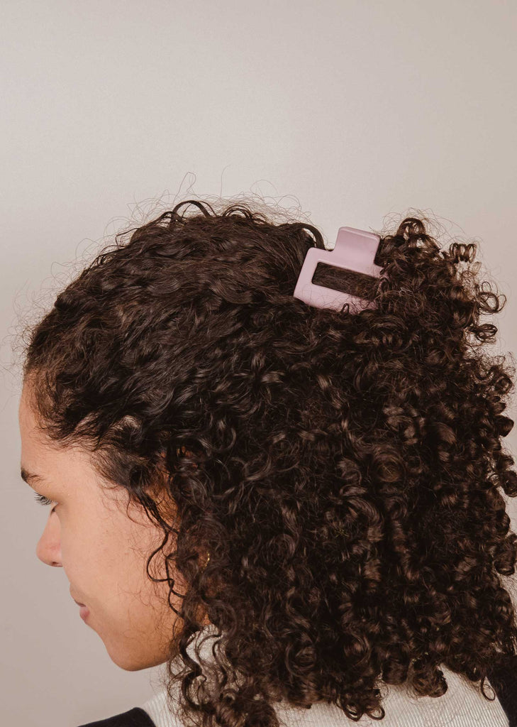 Beautiful lilac hair clip that even supports hair that has a lot of volume