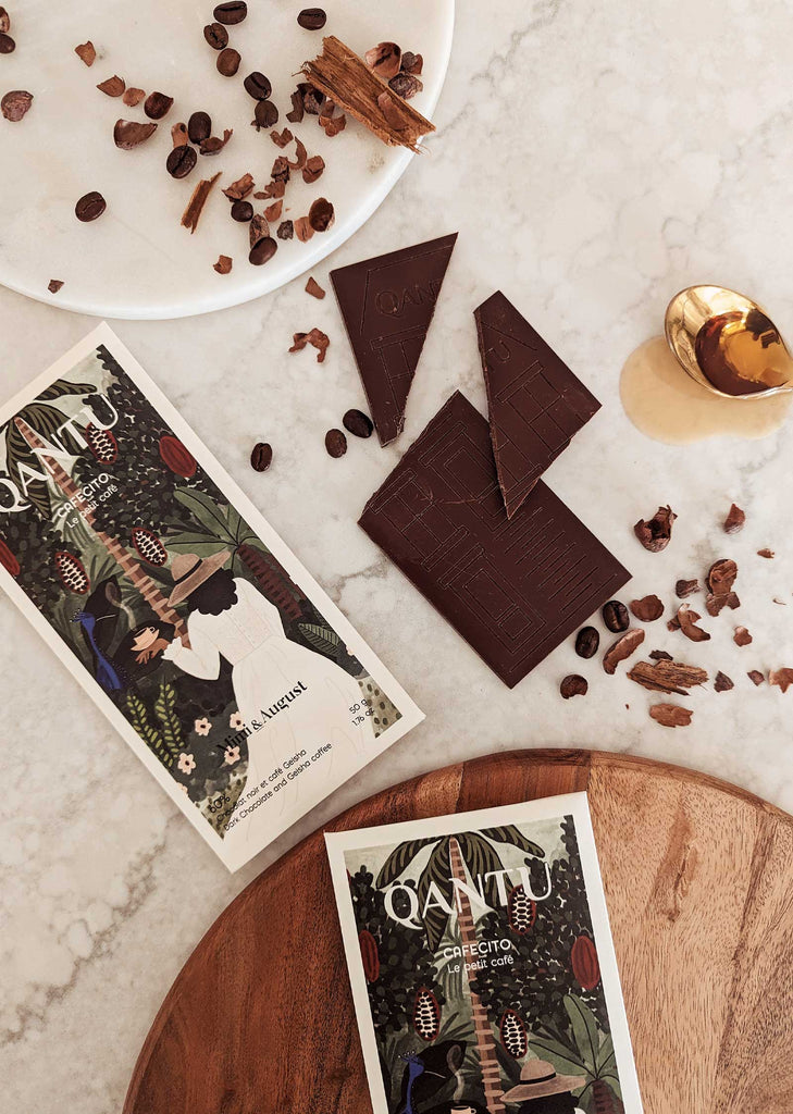 tablette de chocolat noir avec des grains de café sur une table