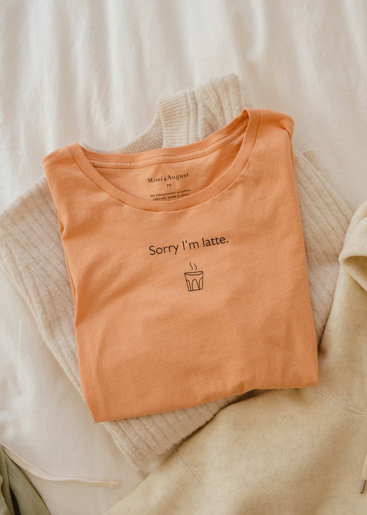 t-shirt orange avec une citation humoristique sur le café créé par mimi et august