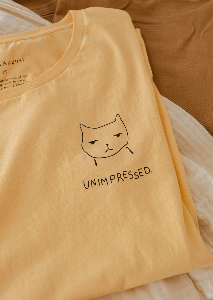 t-shirt en coton pima avec une illustration d'un chat non impressionné créé par mimi et august