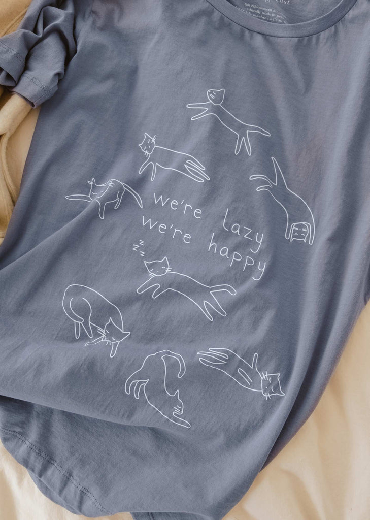 pull en coton pima sur le lit avec illustration de chat créée par mimi et august